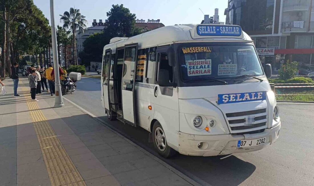 Antalya'nın Manavgat ilçesinde, minibüse çarpmamak için fren yapan motosiklet, devrilerek