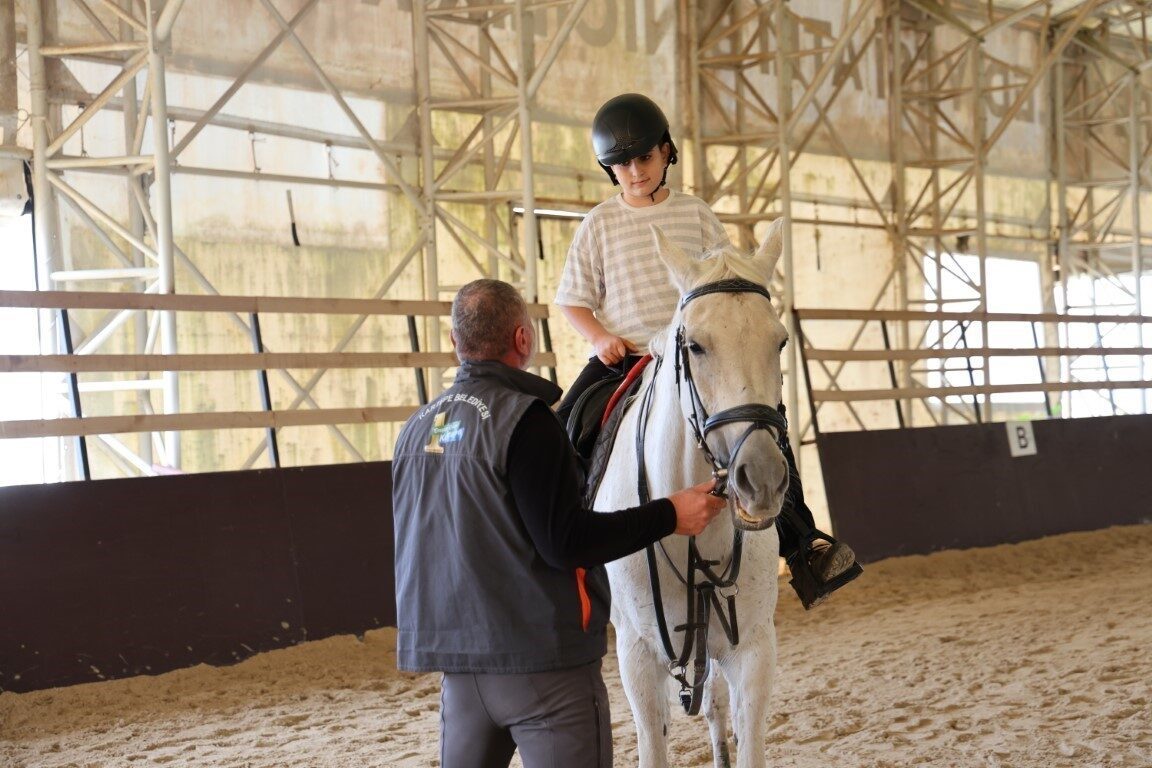 Kartepe Belediyesi Atlı Binicilik Kulübü, ara tatil döneminde ailelerin ve