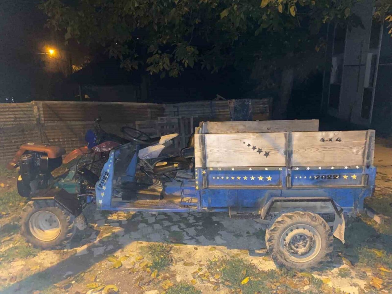 Akyazı’da tarım aracının çarptığı 2 yaşındaki çocuk hayatını kaybetti, ablası ağır yaralandı; sürücünün babası tutuklandı