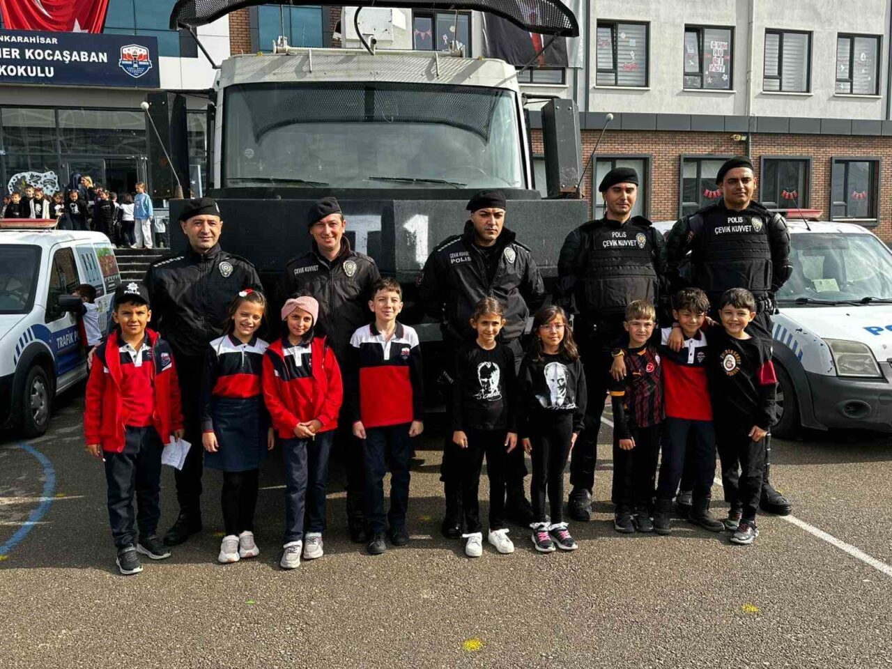 Afyonkarahisar İl Emniyet Müdürü Ahmet Birtan Erol, 2. sınıf öğrencisi