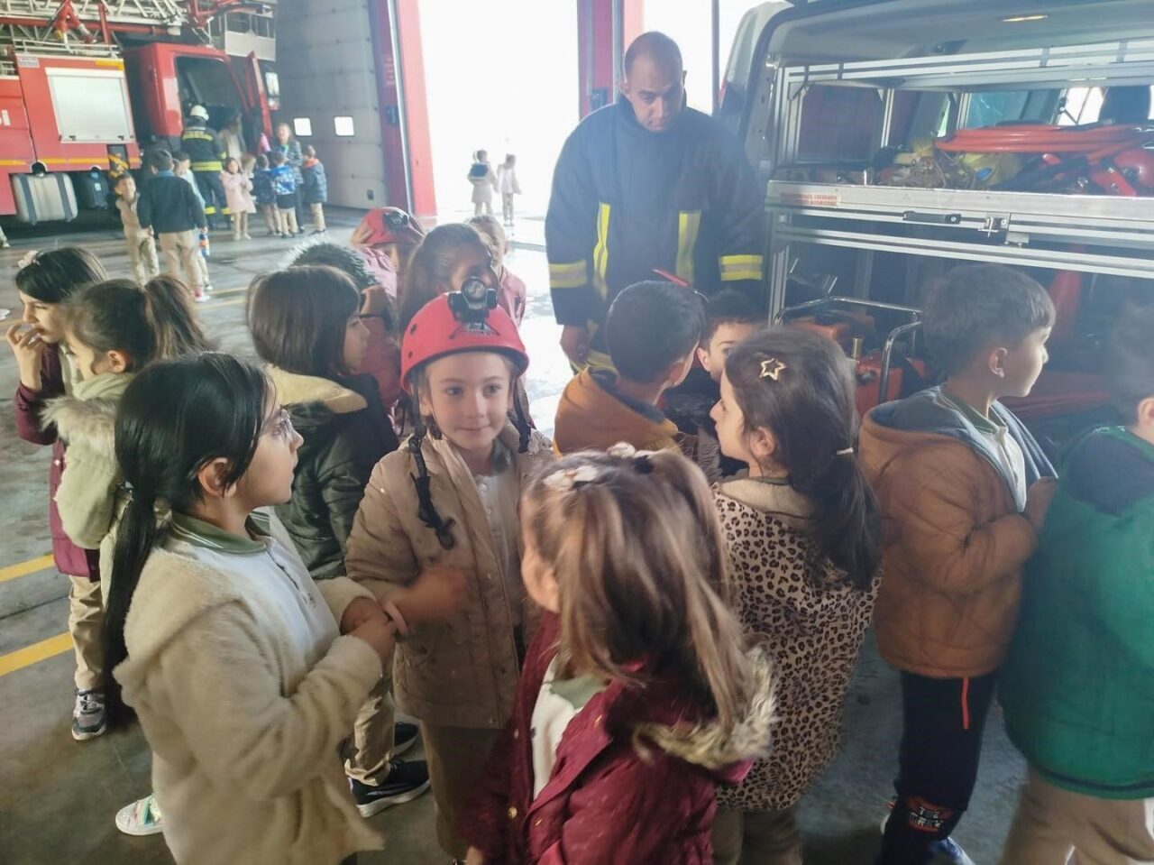 Erzincan Gazi İlkokulu öğrencileri, Erzincan Belediyesi İtfaiye Müdürlüğü'nü ziyaret ederek
