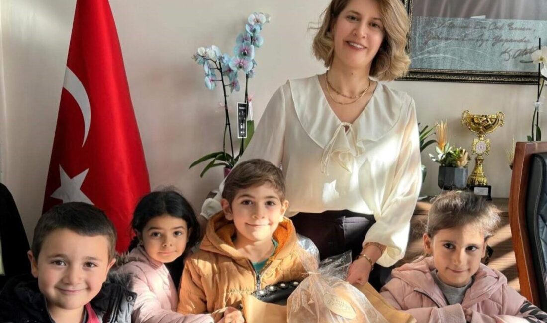 Altıntaş Anaokulu Öğrencileri, Ekmeklerle Aile-Okul Birliğini Güçlendiriyor Kütahya'nın Altıntaş Anaokulu öğrencileri, aileleriyle birlikte yaptıkları ev ekmeklerini İlçe