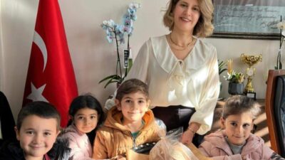 Kütahya'nın Altıntaş Anaokulu öğrencileri, aileleriyle birlikte yaptıkları ev ekmeklerini İlçe