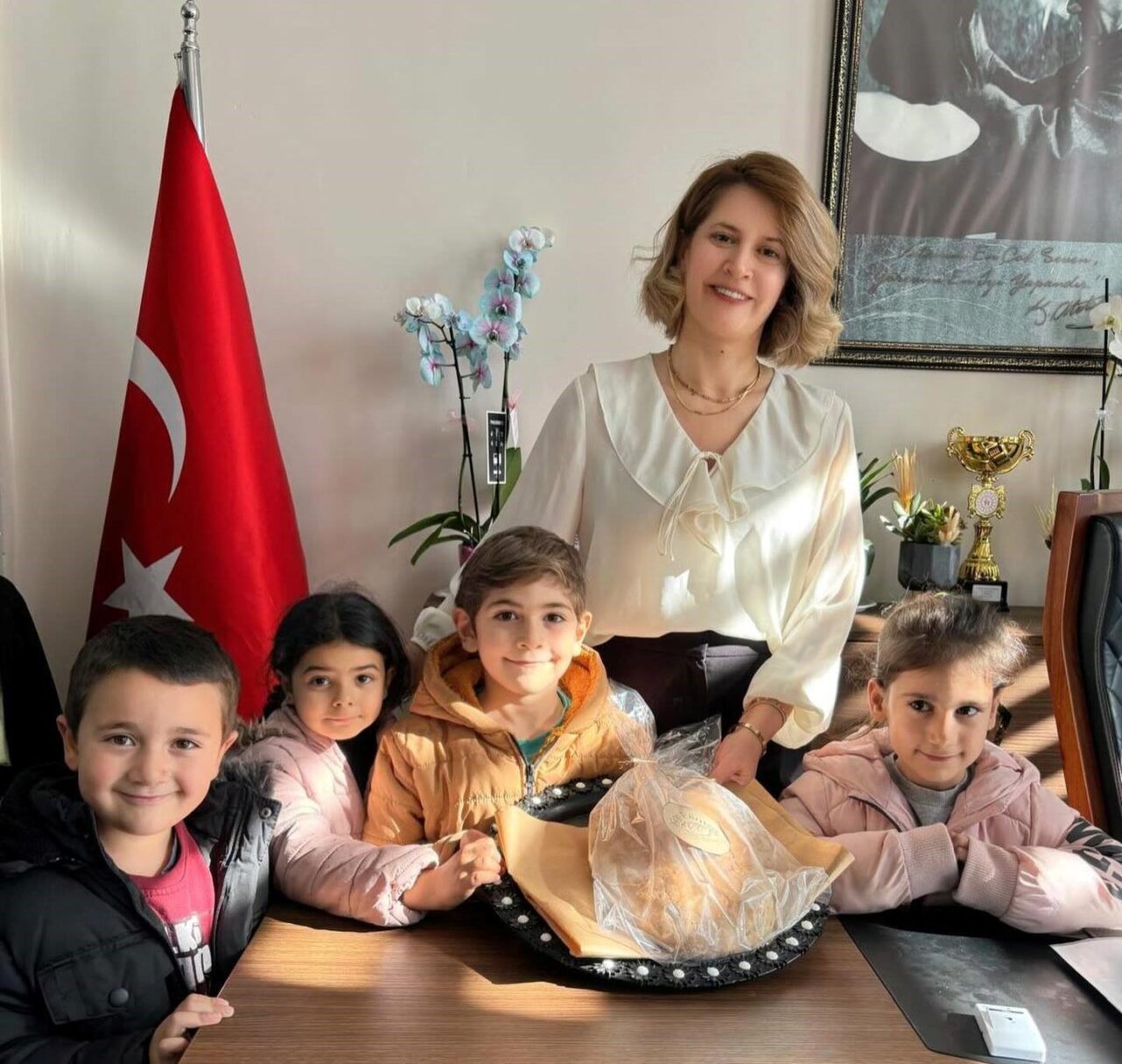 Kütahya'nın Altıntaş Anaokulu öğrencileri, aileleriyle birlikte yaptıkları ev ekmeklerini İlçe