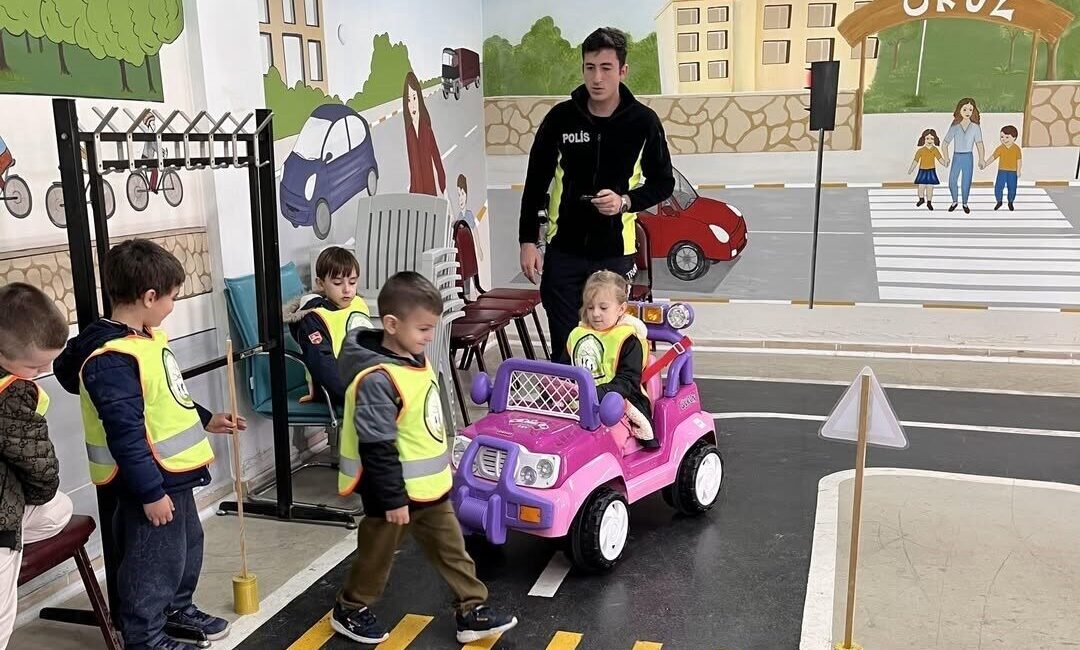 Kırklareli'nin Vize ilçesinde, anaokulu öğrencilerine yönelik uygulamalı trafik eğitimi gerçekleştirildi.