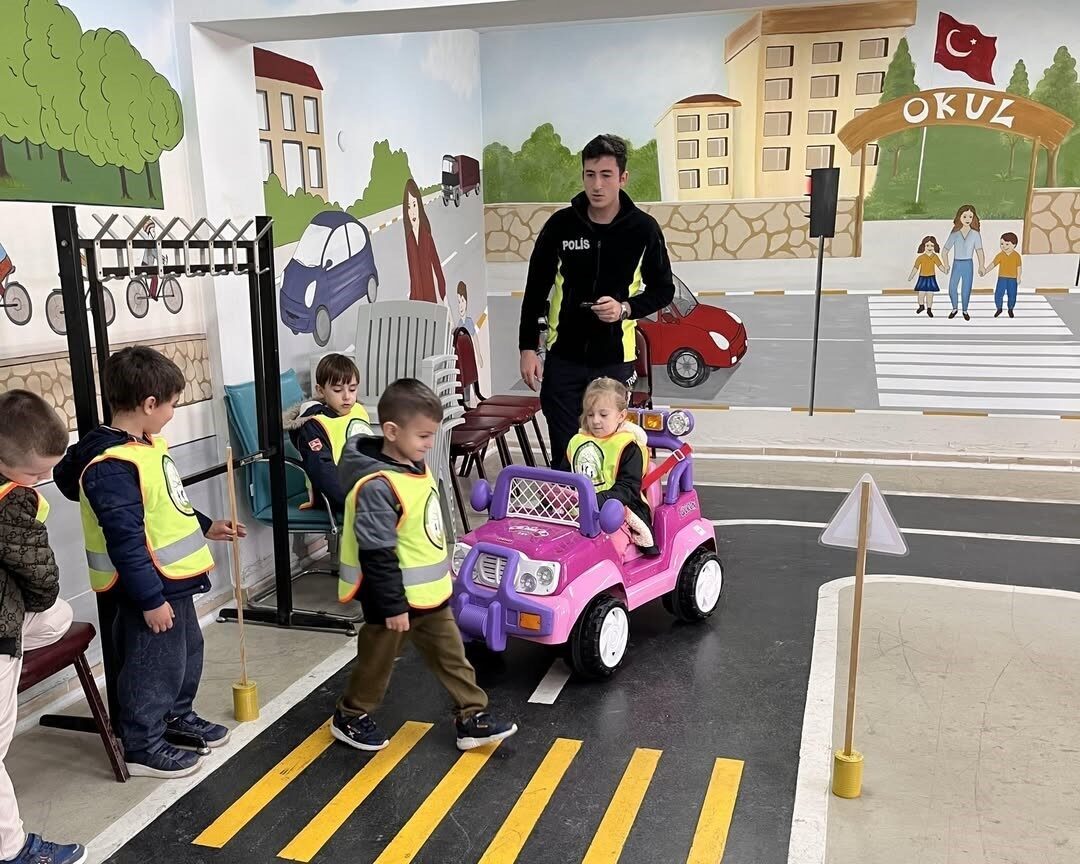 Kırklareli'nin Vize ilçesinde, anaokulu öğrencilerine yönelik uygulamalı trafik eğitimi gerçekleştirildi.