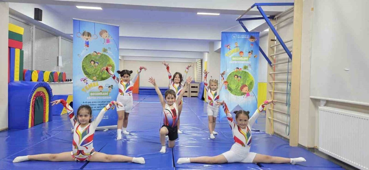 Eskişehir'de minik sporcular, Çamlıca Kemal Unakıtan Spor Salonu'nda gerçekleştirilen Temel