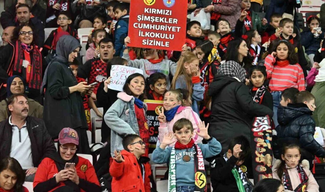 Eskişehir'de "Kucak Dolusu Hayaller Projesi" ile gençler, Eskişehirspor maçlarında stadyum