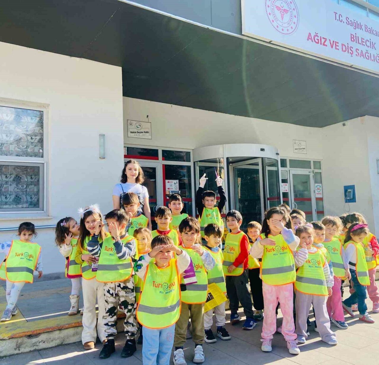 Bilecik'te Ağız ve Diş Sağlığı Haftası'nda Türkoğlu Kreşi öğrencileri, öğretmenleriyle