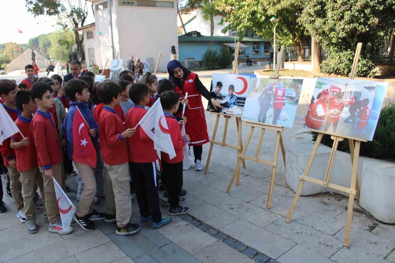 Efeler'de düzenlenen "Kızılay Sokak" etkinliği, Kızılay Haftası çerçevesinde gerçekleştirildi. Minik