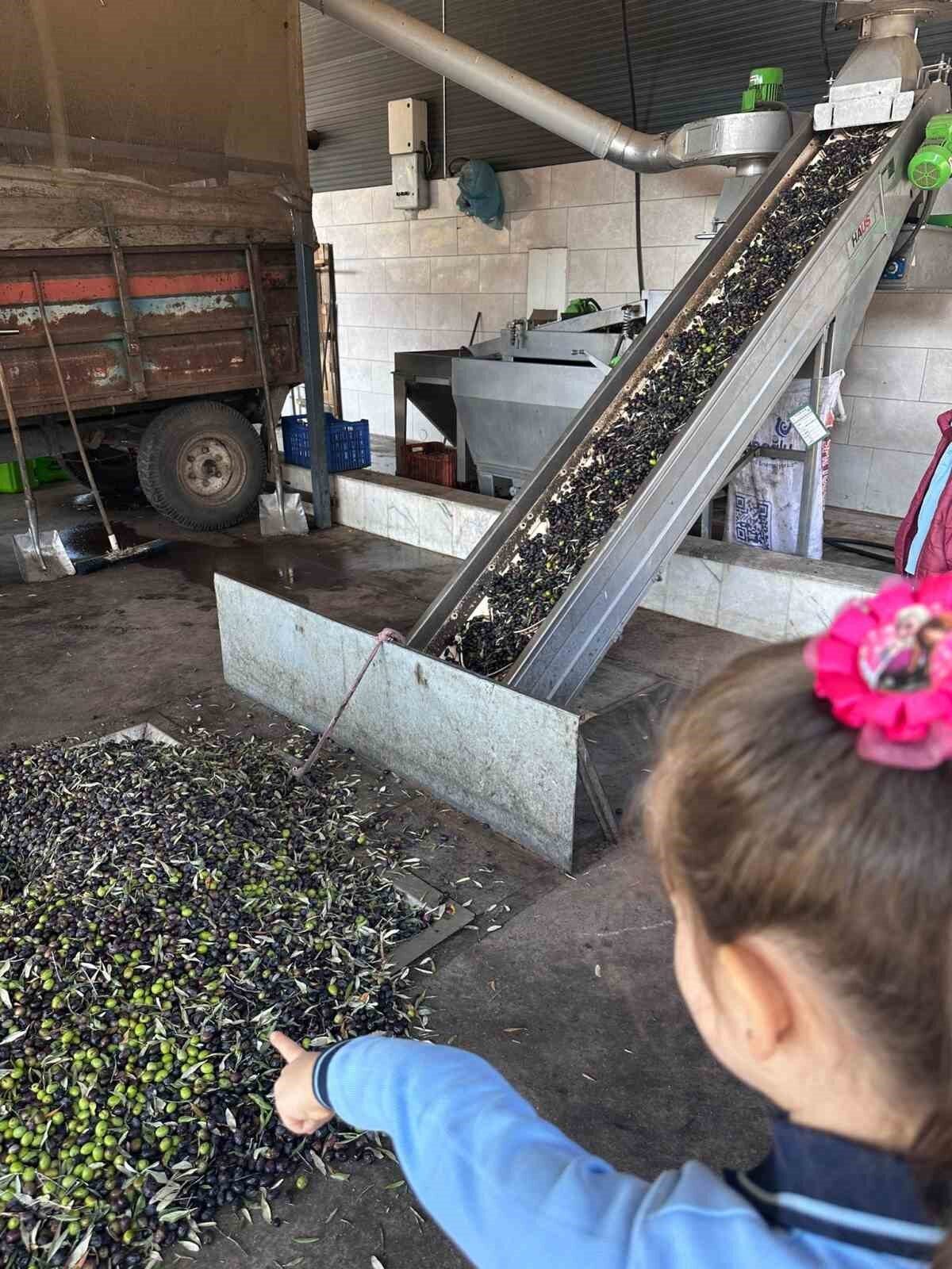 Aydın'daki Halide Hatun İlkokulu'nun ikinci sınıf öğrencileri, öğretmen Gülnur Atik