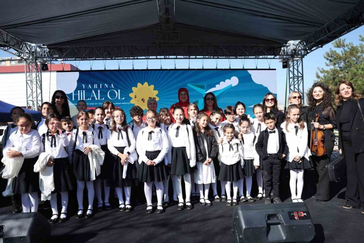 Bolu'da bulunan ilkokul öğrencilerinden oluşan "Arkadaşım Keman" grubu, Türk Kızılay