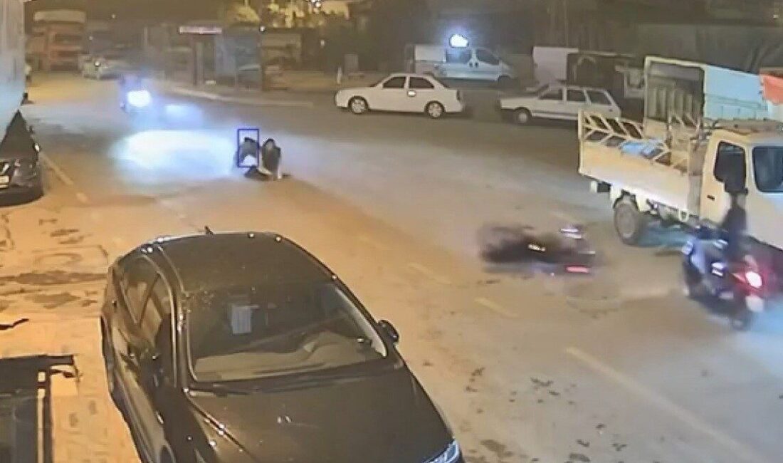Tarsus’ta Motosiklet Akrobasi Denemesi Kaza ile Sonuçlandı, Sürüler Olay Yerinden Kaçtı Mersin'in Tarsus ilçesinde bir motosiklet sürücüsü akrobatik hareket yaparken kaza