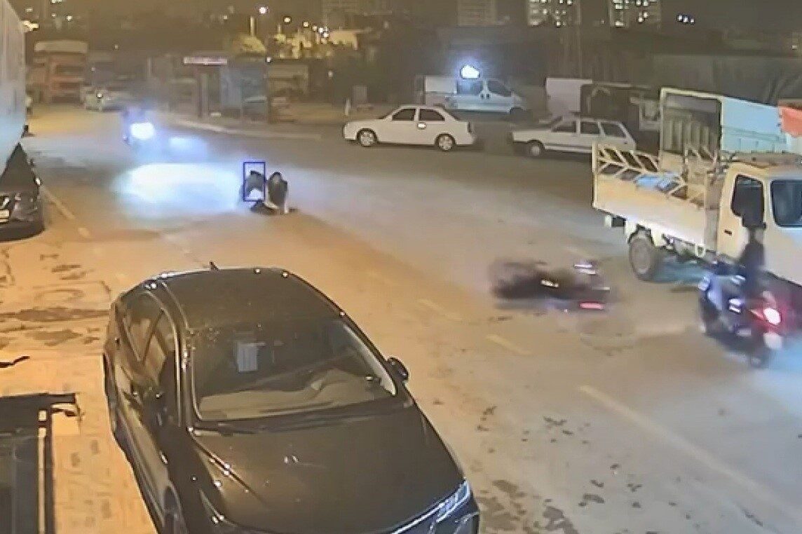 Mersin'in Tarsus ilçesinde bir motosiklet sürücüsü akrobatik hareket yaparken kaza