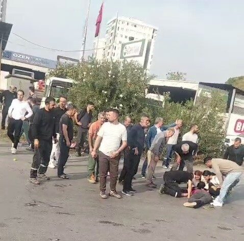 Adana'nın Seyhan ilçesinde meydana gelen trafik kazasında motosiklet sürücüsü, otomobil