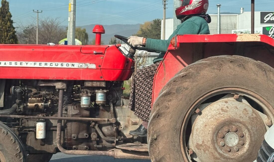 Bolu’da D-100 kara yolunda bir kadın traktör kullanırken motosiklet kaskı