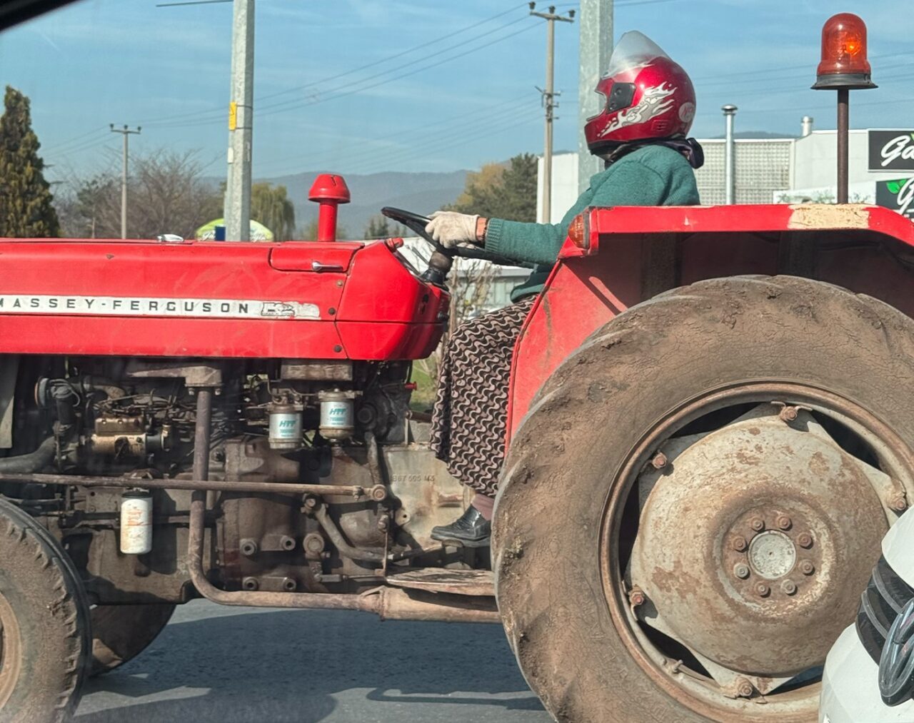 Bolu’da D-100 kara yolunda bir kadın traktör kullanırken motosiklet kaskı