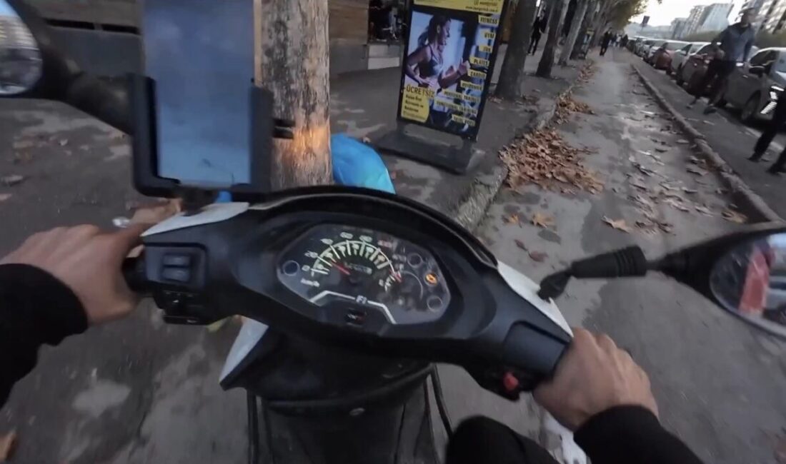 Bursa’da Motosikletli Sürücü, Kontrolü Kaybederek Reklam Dubasına Çarptı Bursa'nın Nilüfer ilçesinde, motosiklet sürücüsü bir araca tepki gösterirken kaygan