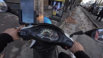 Bursa'nın Nilüfer ilçesinde, motosiklet sürücüsü bir araca tepki gösterirken kaygan