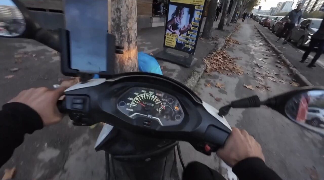 Bursa'nın Nilüfer ilçesinde, motosiklet sürücüsü bir araca tepki gösterirken kaygan