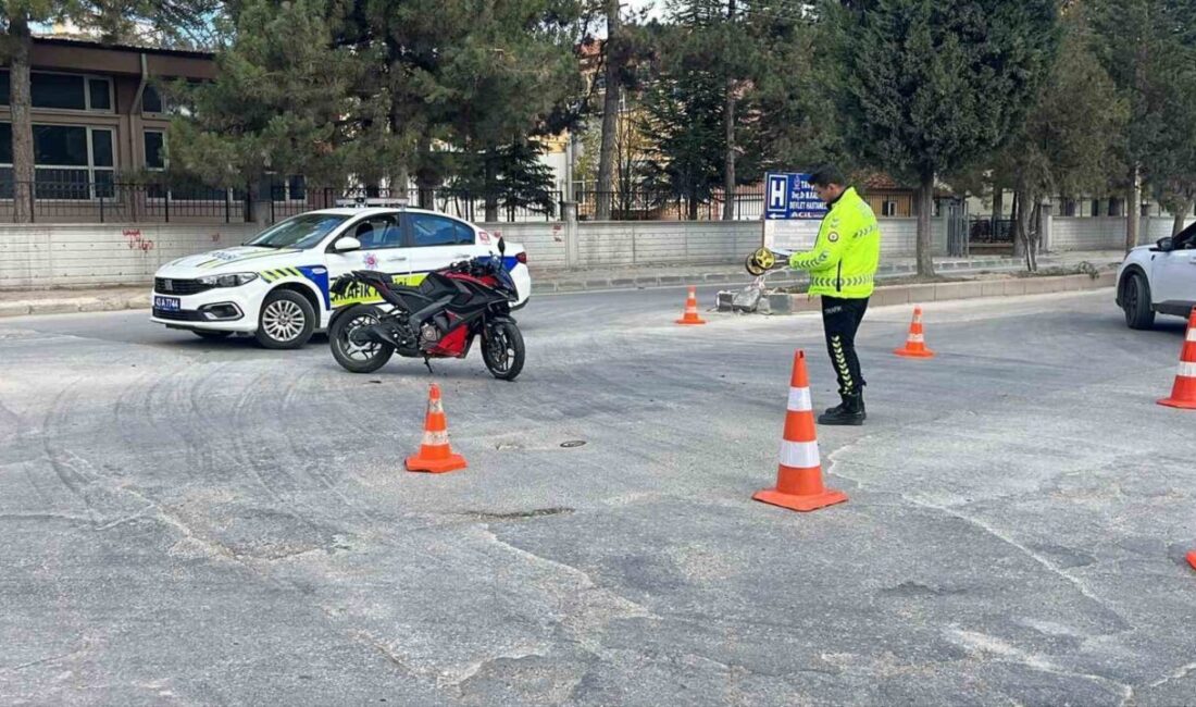 Tavşanlı’da Motosiklet ve Otomobil Çarpıştı, Sürücü Yaralandı Kütahya'nın Tavşanlı ilçesinde M.S. yönetimindeki motosiklet, O.A. idaresindeki otomobille çarpıştı.