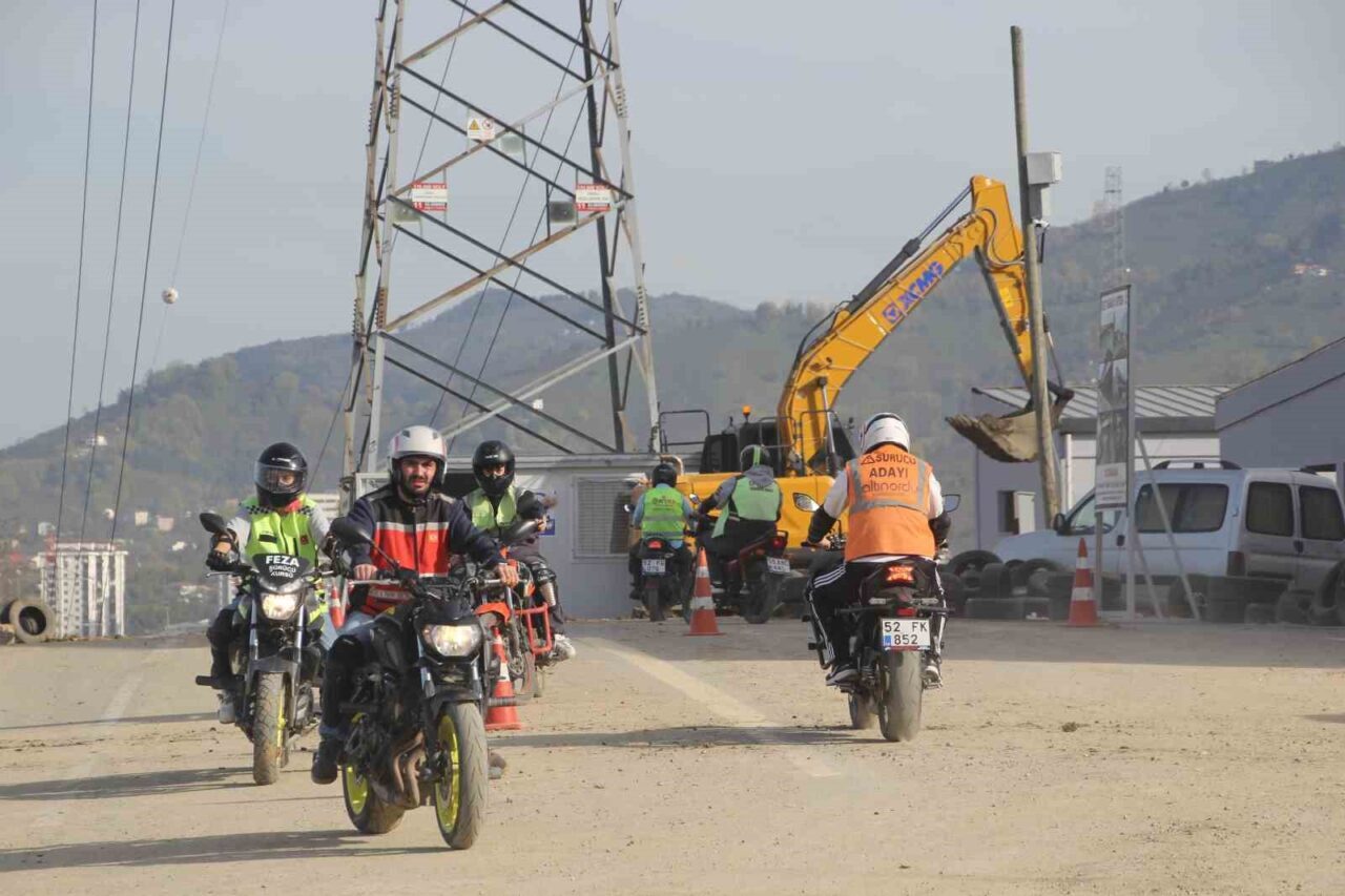 Ordunun Altınordu ilçesindeki motosiklet sürücü adayları, eğitim alanının yanındaki inşaat