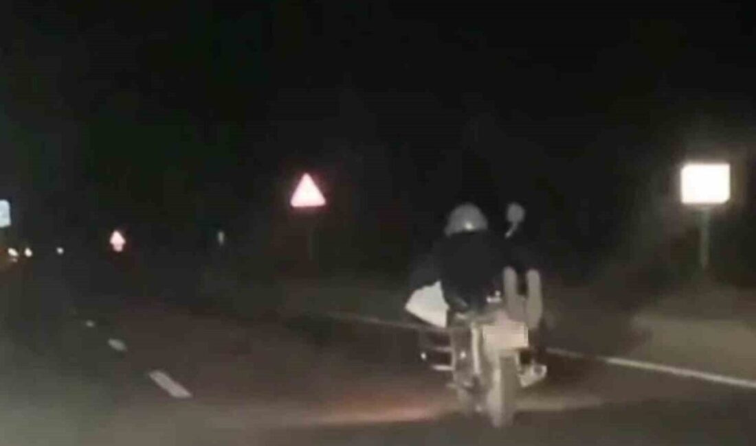 Hatay’da Motosikletle Tehlikeli Tutuşma: Aday Sürücüye 5 Bin 146 TL Ceza ve Ehliyetine El Konuldu Hatay'ın Arsuz ilçesinde, motosikletini yüzüstü kullanan bir aday sürücüye 5.146