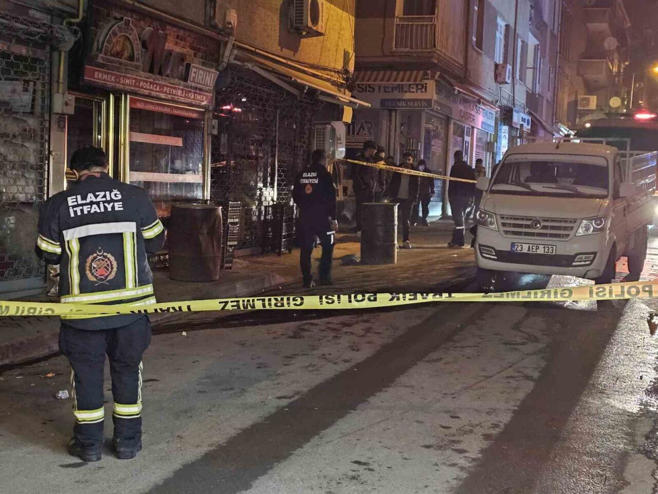 Elazığ'da İzzetpaşa Mahallesi'nde bir motosikletin pikapa çarpması sonucu 2 kişi