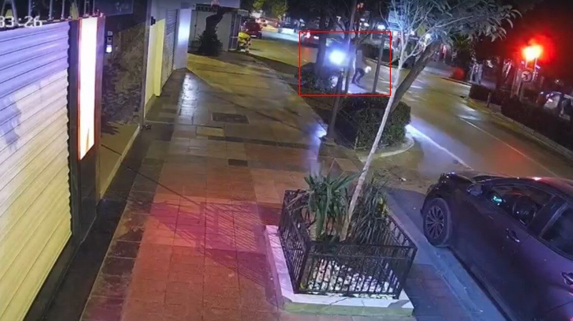 İzmir'in Konak ilçesinde yaya geçmeye çalışan Mehmet Doğan'a motosiklet çarptı.