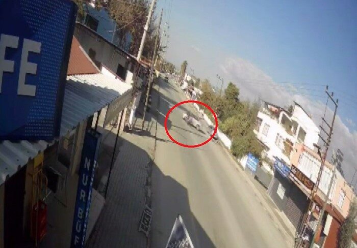 Hatay'ın Dörtyol ilçesinde, dönüş yapan bir otomobilin çarpması sonucu motosiklet