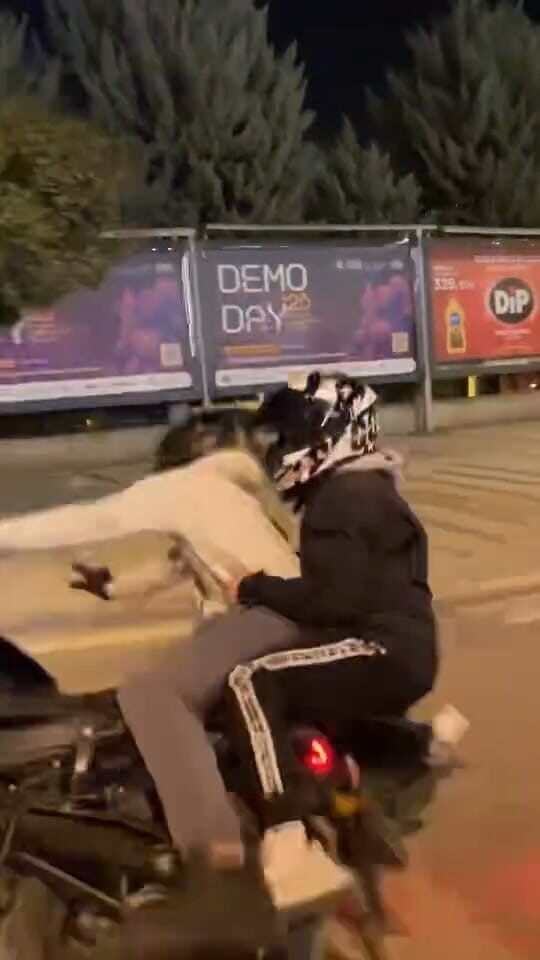 Bursa'nın İnegöl ilçesinde, motosiklet sürücüsü ön tekerleği kaldırırken direksiyon hakimiyetini