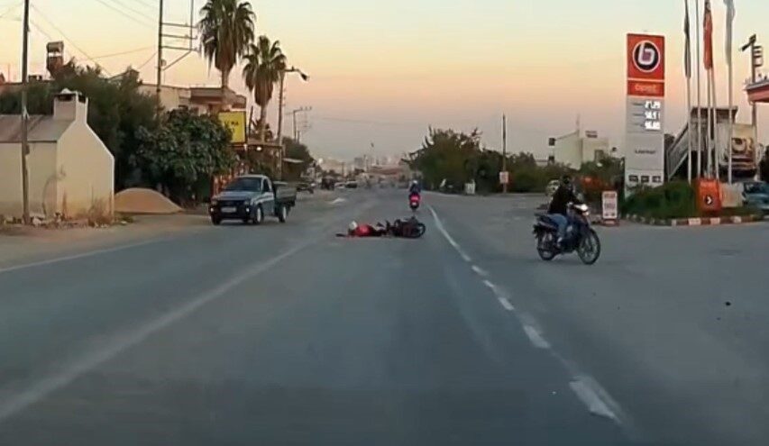 Mersin'in Erdemli ilçesinde motosikletlerin karıştığı kaza, Koyuncu Mahallesi'nde meydana geldi.