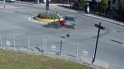 Amasya’da otomobille çarpışan motosiklet sürücüsü Eren F., havada takla atarak