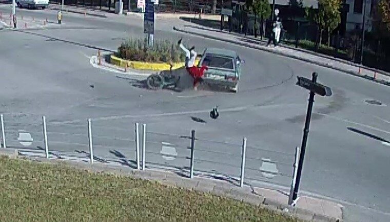 Amasya’da Motosiklet, Kavşakta Otomobille Çarpıştı: Sürücü Havada Takla Attı Amasya’da otomobille çarpışan motosiklet sürücüsü Eren F., havada takla atarak
