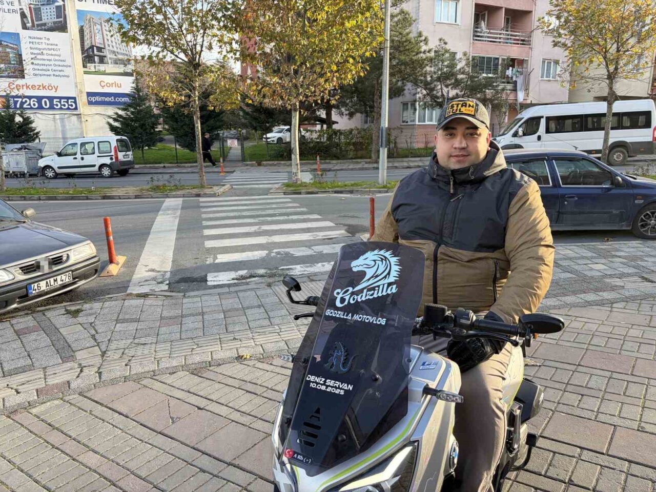 Tekirdağ'ın Çerkezköy ilçesinde motosiklet sürücüsü Erdem Çınar, yaya geçidinde karşılaştığı