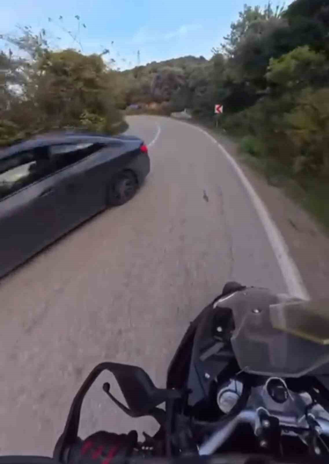 Bursa'nın Gemlik yolu üzerinde bir motosiklet sürücüsü, kontrolden çıkan bir