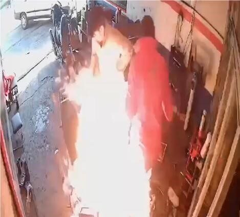 Elazığ'da bir tamirhanede motosiklet alev alırken, iki kişi yangını söndürmek