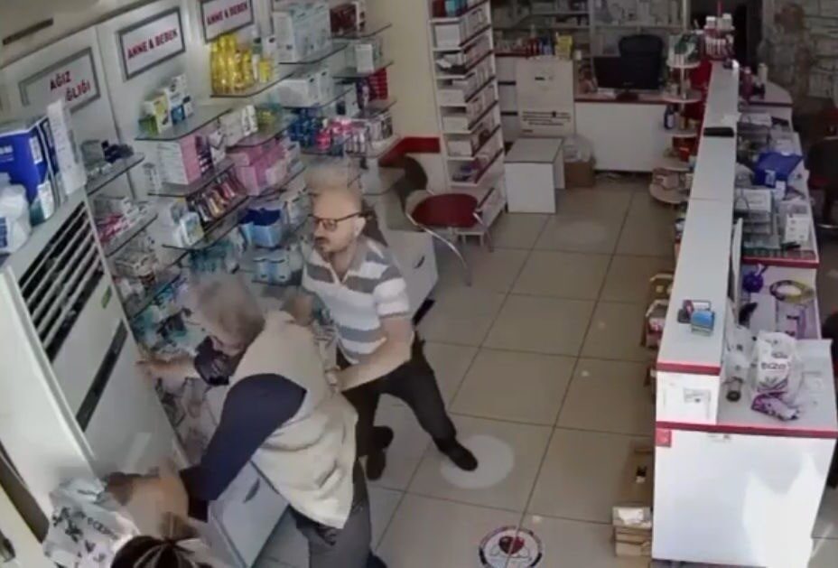 Mersin'in Erdemli ilçesinde bir eczacı kalfası, yaşlı bir adamı kötü