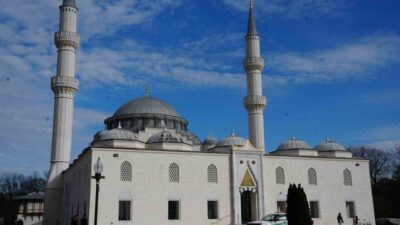 Ünlü Türk sanatçısı Muazzez Abacı, ABD ziyaretinde kalp krizi geçirerek