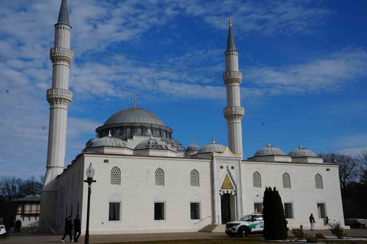 Ünlü Türk sanatçısı Muazzez Abacı, ABD ziyaretinde kalp krizi geçirerek