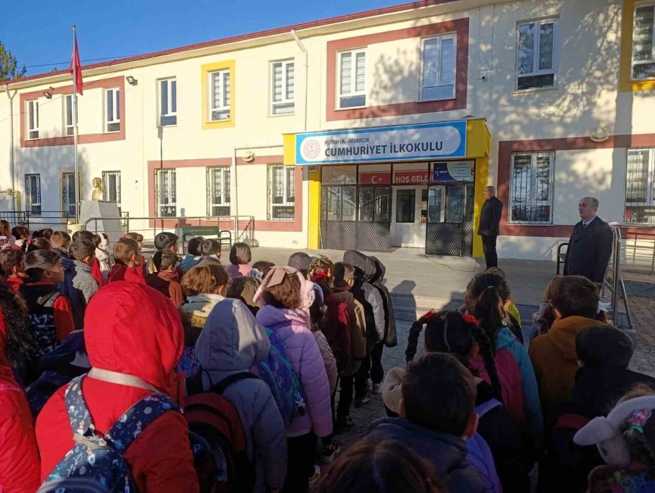 Hisarcık'ta bayrak törenlerine katılan İlçe Milli Eğitim Müdürü Hasan Kilitci,