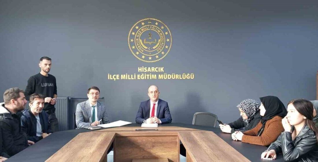 Kütahya’nın Hisarcık ilçesinde, İlçe Milli Eğitim Müdürü Hasan Kilitci, temizlik