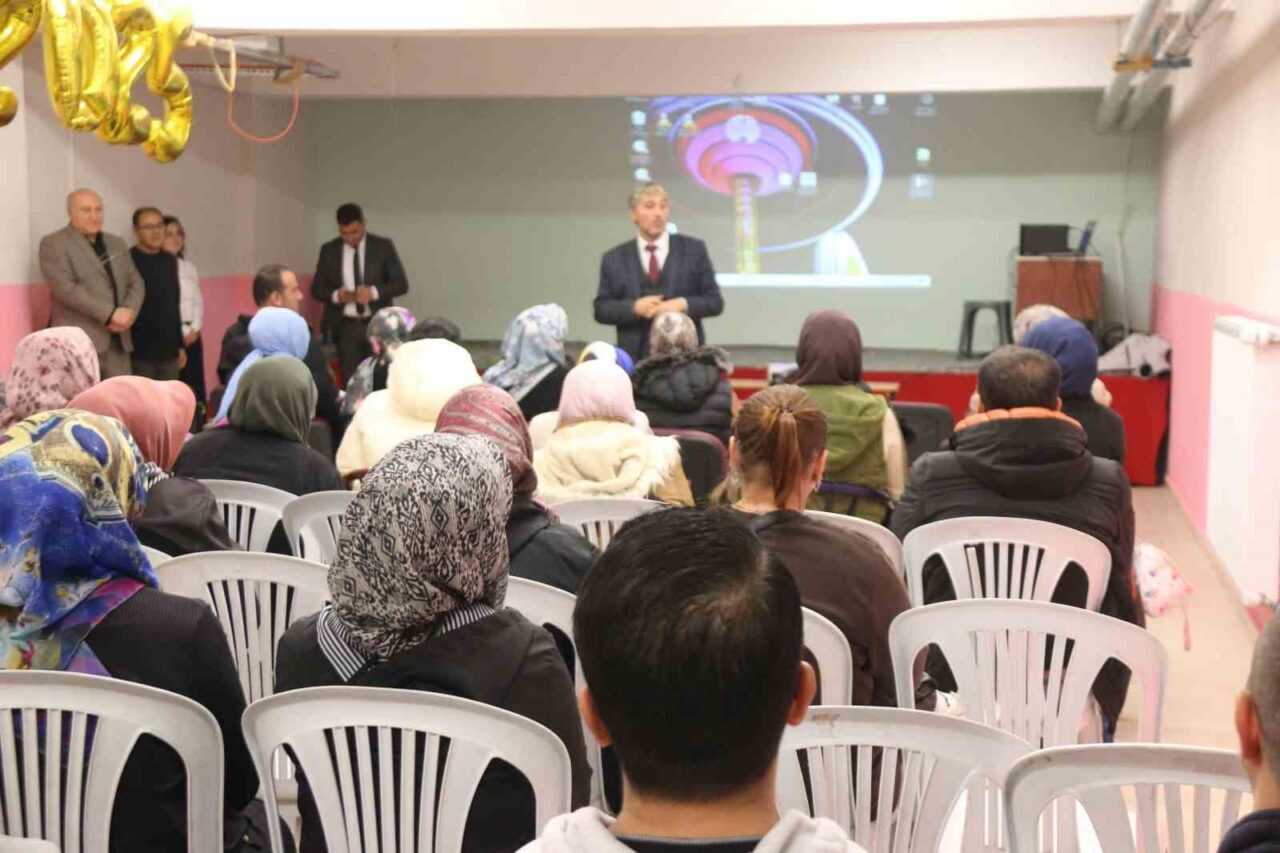 Eğitim Müdürü Mustafa Yılmaz: “Dijital Cihazlarla Oyalanan Veliler, Çocuklarını İhmal Ediyor”