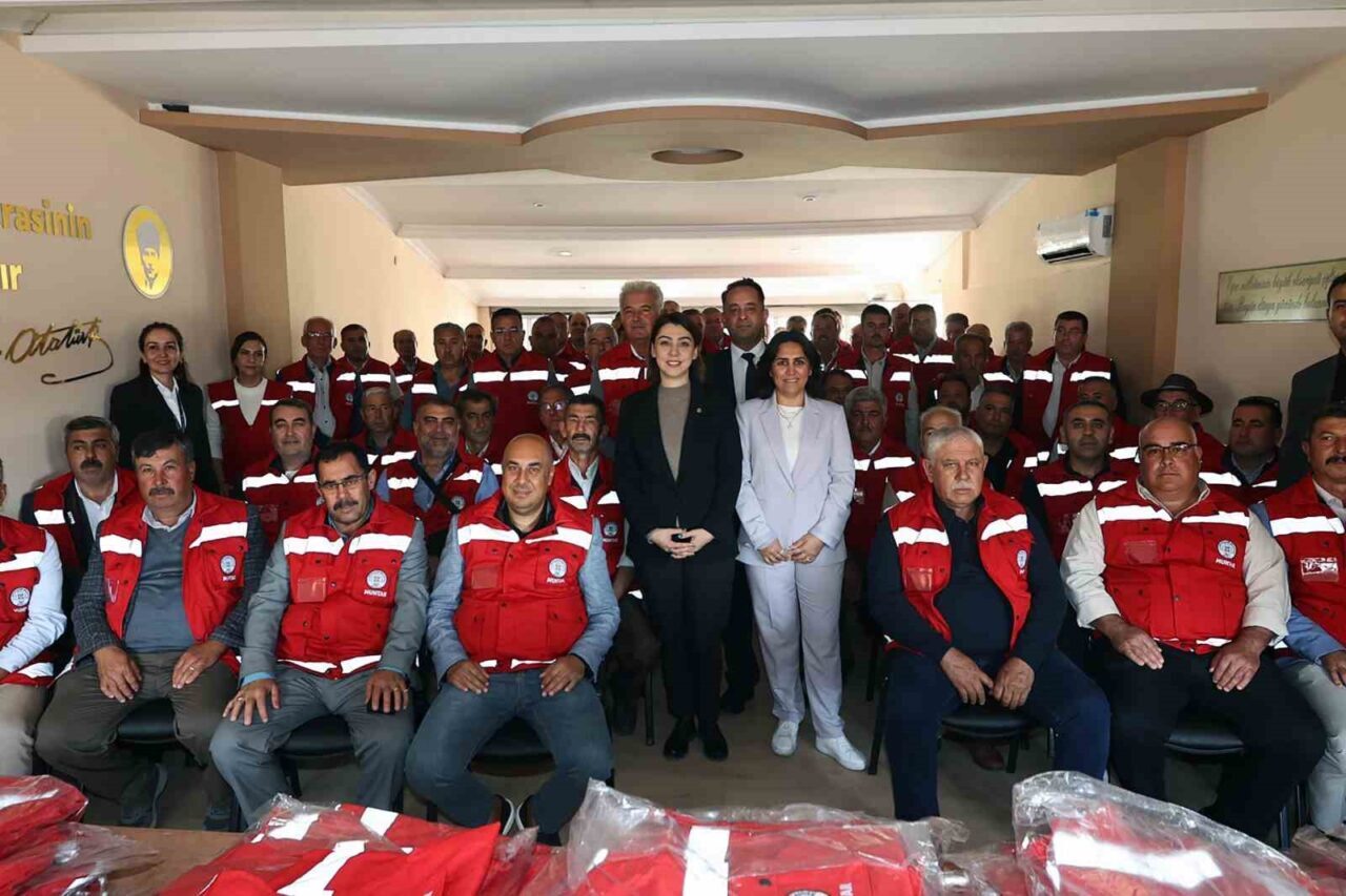 Muğla Büyükşehir Belediyesi, 13 ilçedeki 574 muhtara özel yelekler dağıtarak,