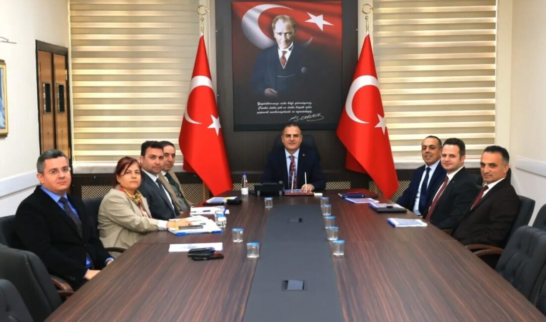 Muğla'da düzenlenen Eğitim Yatırımları Toplantısı'na başkanlık eden Vali Dr. İdris