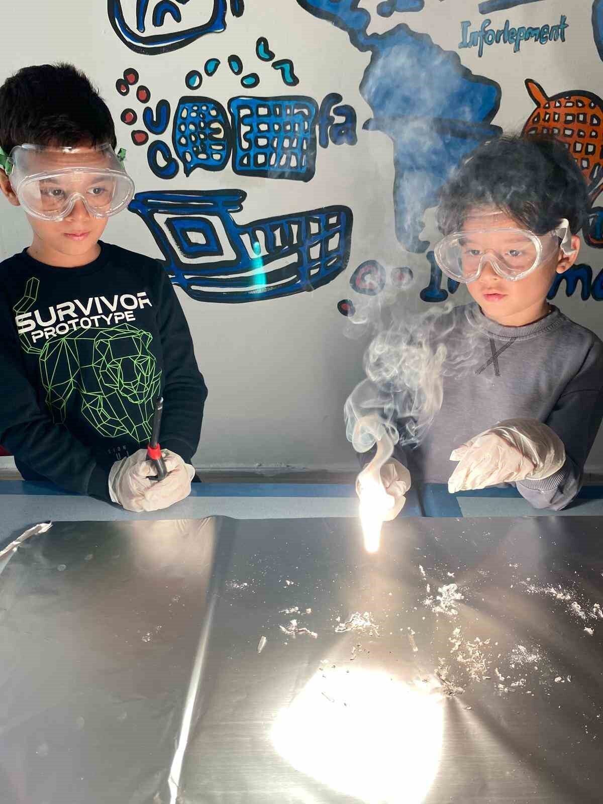 Menteşe Gençlik Merkezi, çocuklar için düzenlediği Fen Bilimleri Atölyesi ile