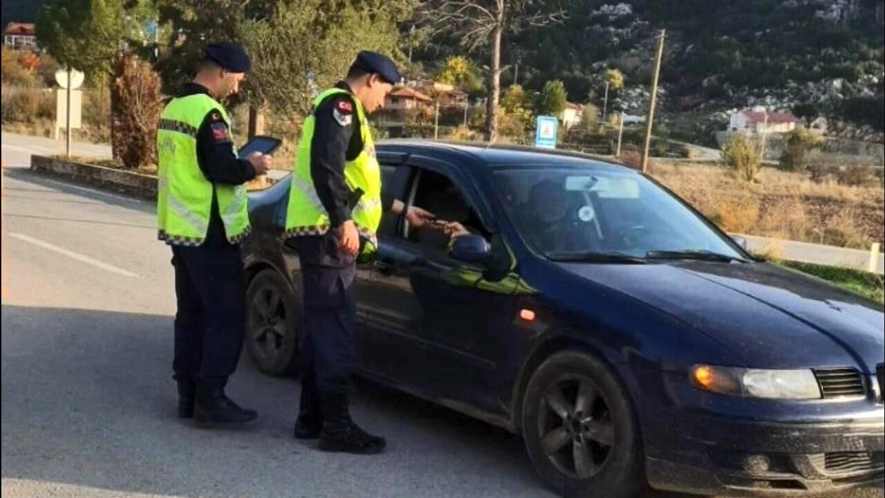 Muğla Jandarma Ekipleri, Haftalık Operasyonlarında 59 Aranan Şahsı Yakalayarak Asayişi Sağladı