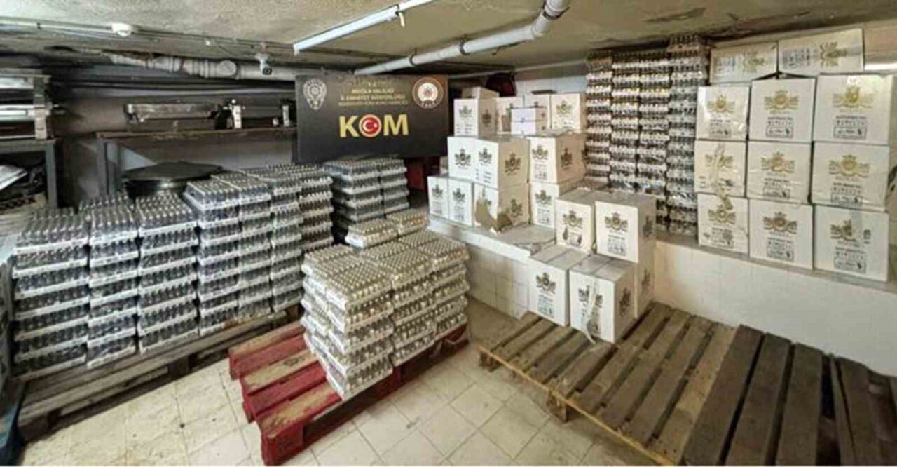 Muğla'da yapılan eşzamanlı operasyonda, Kaçakçılık ve Organize Suçlarla Mücadele ekipleri,