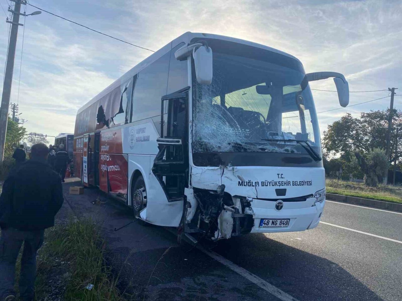 Muğla'da, Büyükşehir Belediyesine ait otobüs ile bir minibüs çarpıştı. Köyceğiz