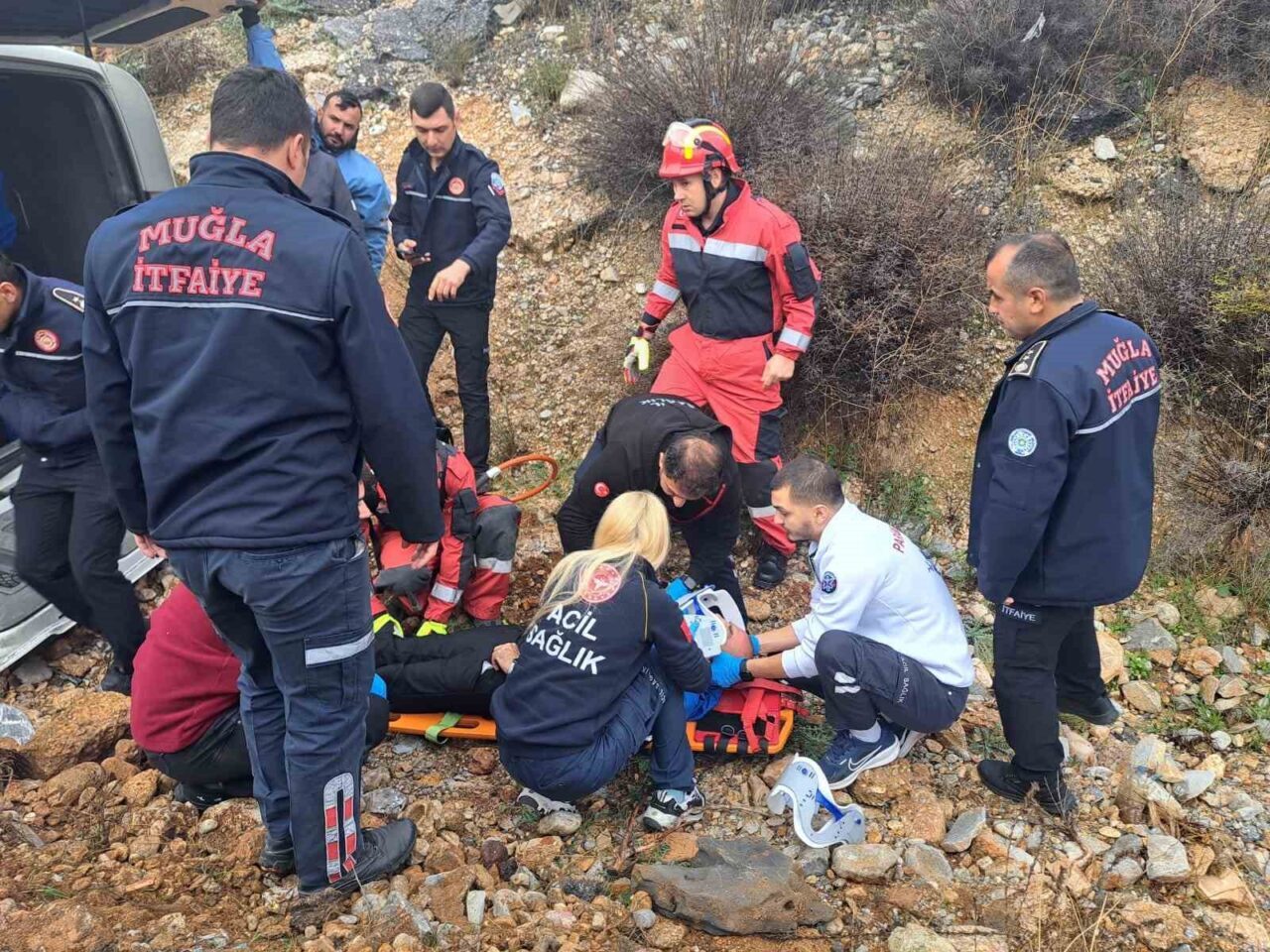 Muğla'nın Menteşe ilçesinde, 48 HO 7529 plakalı yolcu minibüsünün devrilmesi